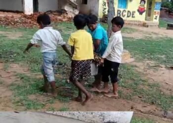 शहडोल के सरकारी स्कूल में बच्चों से झाड़ियों की सफाई का VIDEO वायरल, जहरीले जीवों के खतरे के बीच उठे सवाल, मध्य प्रदेश वीडियो न्यूज