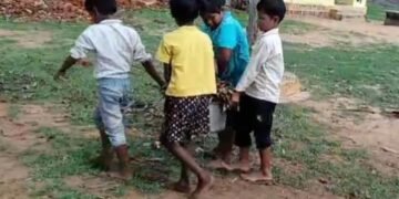 शहडोल के सरकारी स्कूल में बच्चों से झाड़ियों की सफाई का VIDEO वायरल, जहरीले जीवों के खतरे के बीच उठे सवाल, मध्य प्रदेश वीडियो न्यूज