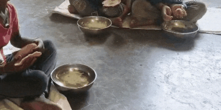 MP की आंगनवाड़ी में पोषण आहार के नाम पर बंटी ‘नमक-पूड़ी’, VIDEO वायरल; कांग्रेस ने सरकार को घेरा, Madhya-pradesh Hindi News
