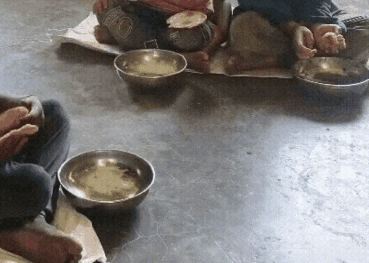 MP की आंगनवाड़ी में पोषण आहार के नाम पर बंटी ‘नमक-पूड़ी’, VIDEO वायरल; कांग्रेस ने सरकार को घेरा, Madhya-pradesh Hindi News