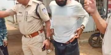 सिंगरौली के शासन गांव में अवैध शराब बिक्री के विरोध पर युवक से मारपीट, शराब दुकान के बाहर ग्रामीणों का प्रदर्शन, मध्य प्रदेश वीडियो न्यूज