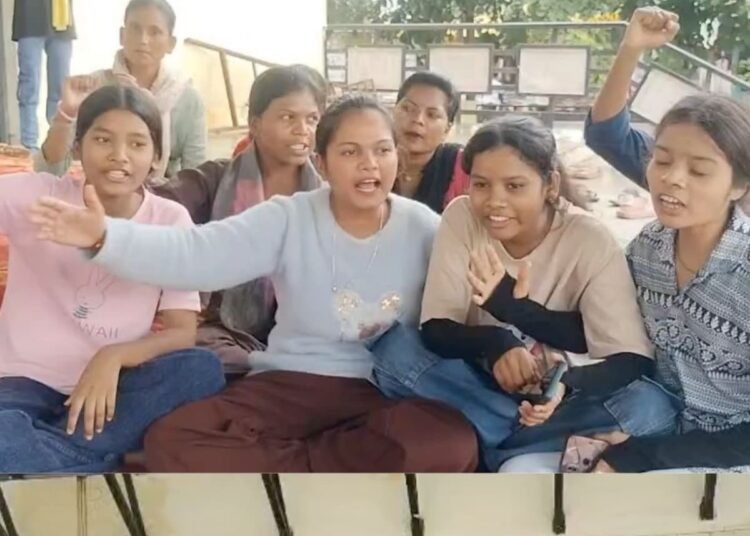 बैतूल में जयस आदिवासी युवा शक्ति का अनिश्चितकालीन आंदोलन, धर्मेन्द्र प्रधान के इस्तीफे की मांग, भूख हड़ताल शुरू, मध्य प्रदेश वीडियो न्यूज