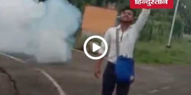 बालाघाट में NEET पेपर लीक के विरोध में युवक का प्रदर्शन, कलेक्ट्रेट में सुतली बम फोड़ने का वीडियो वायरल, मध्य प्रदेश वीडियो न्यूज