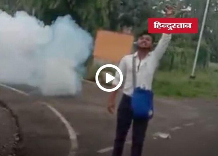 बालाघाट में NEET पेपर लीक के विरोध में युवक का प्रदर्शन, कलेक्ट्रेट में सुतली बम फोड़ने का वीडियो वायरल, मध्य प्रदेश वीडियो न्यूज