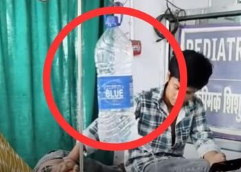 डिंडौरी जिला अस्पताल में इलाज के दौरान पानी की बोतल के इस्तेमाल का वीडियो वायरल, जांच के आदेश, मध्य प्रदेश वीडियो न्यूज