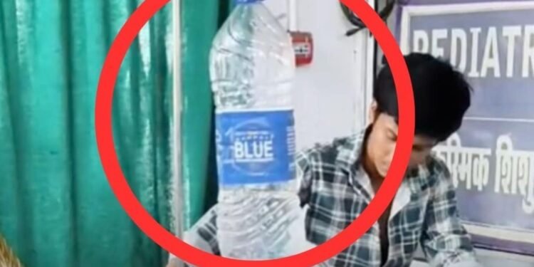 डिंडौरी जिला अस्पताल में इलाज के दौरान पानी की बोतल के इस्तेमाल का वीडियो वायरल, जांच के आदेश, मध्य प्रदेश वीडियो न्यूज
