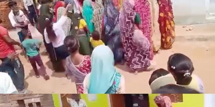 शिवपुरी में अवैध शराब के खिलाफ महिलाओं का प्रदर्शन, दुकान से शराब निकालकर सड़क पर फेंकी, VIDEO वायरल, मध्य प्रदेश वीडियो न्यूज