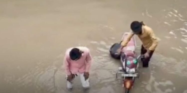 राजगढ़ के खजुरिया रेलवे अंडरपास में 4 फीट पानी भरा, 20 गांवों की आवाजाही और इमरजेंसी सेवाएं प्रभावित, मध्य प्रदेश वीडियो न्यूज