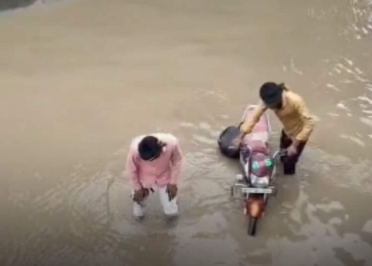 राजगढ़ के खजुरिया रेलवे अंडरपास में 4 फीट पानी भरा, 20 गांवों की आवाजाही और इमरजेंसी सेवाएं प्रभावित, मध्य प्रदेश वीडियो न्यूज