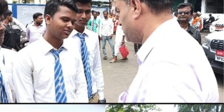 मंडला के बिलगांव हायर सेकेंडरी स्कूल में शिक्षकों की कमी, 11वीं-12वीं के छात्र जनसुनवाई में पहुंचे, मध्य प्रदेश वीडियो न्यूज