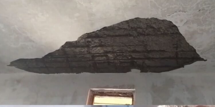 उमरिया के अखड़ार शासकीय विद्यालय में क्लासरूम की छत का प्लास्टर गिरा, छात्र घायल, प्राचार्य पर मामला दबाने के आरोप, मध्य प्रदेश वीडियो न्यूज