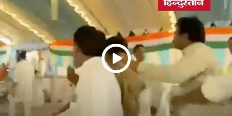 बैतूल कांग्रेस की बैठक में हंगामा, धक्का-मुक्की और गाली-गलौज का वीडियो वायरल, गुटबाजी पर उठे सवाल, मध्य प्रदेश वीडियो न्यूज