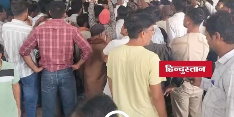 मुरैना में बिजली लाइन सुधारते आउटसोर्स कर्मचारी की करंट से मौत, शव रखकर परिजनों का प्रदर्शन, मध्य प्रदेश वीडियो न्यूज
