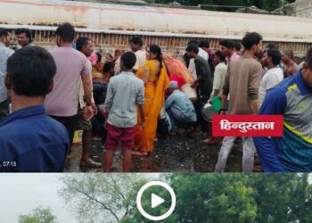Singrauli News: सिंगरौली में डीजल टैंकर पलटा, सड़क पर हजारों लीटर ईंधन बहा; मौके पर जुटी भीड़, चालक घायल, मध्य प्रदेश वीडियो न्यूज