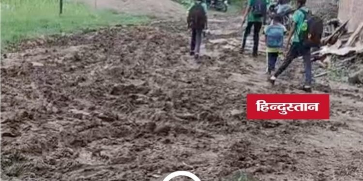 मुरैना में 400 मीटर सड़क बनी दलदल, कीचड़ से होकर स्कूल जाने को मजबूर मासूम; ग्रामीणों ने मांगी पक्की सड़क, मध्य प्रदेश वीडियो न्यूज