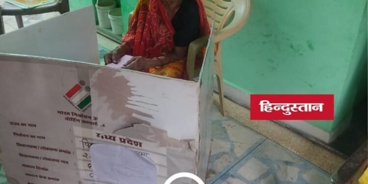 दतिया उपचुनाव में निर्वाचन आयोग की बड़ी पहल, 86 बुजुर्ग और दिव्यांग मतदाताओं ने घर से किया मतदान, मध्य प्रदेश वीडियो न्यूज