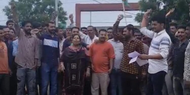 मंदसौर में फसल बीमा राशि को लेकर किसानों का प्रदर्शन, 50 से 200 रुपए प्रति बीघा मिलने का आरोप, मध्य प्रदेश वीडियो न्यूज