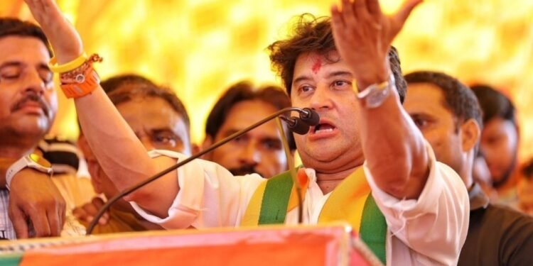 दतिया: ज्योतिरादित्य सिंधिया ने मां पीतांबरा के दर्शन कर बड़ौनी में भाजपा प्रत्याशी आशुतोष तिवारी के लिए मांगा वोट, मध्य प्रदेश वीडियो न्यूज
