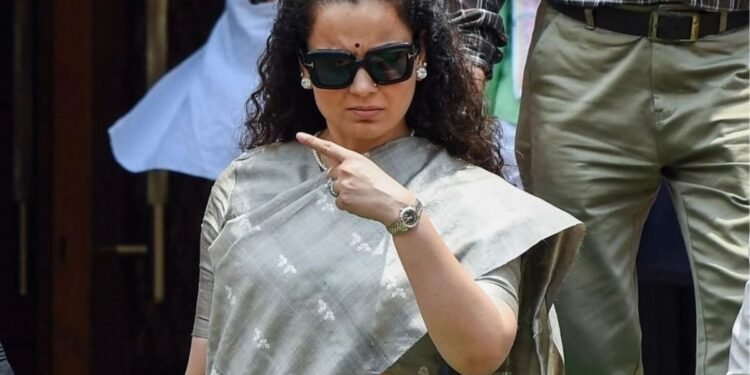 मंदसौर में कंगना रनौत के कथित ‘गटर छाप’ बयान पर कांग्रेस का विरोध, पुतला दहन के दौरान पुलिस से धक्का-मुक्की, मध्य प्रदेश वीडियो न्यूज