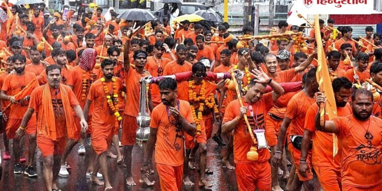 यूपी के इस जिले में सभी अधिकारियों और कर्मचारियों की 12 अगस्त तक छुट्टियां रद्द, मुख्यालय छोड़ने पर भी रोक, Uttar-pradesh Hindi News