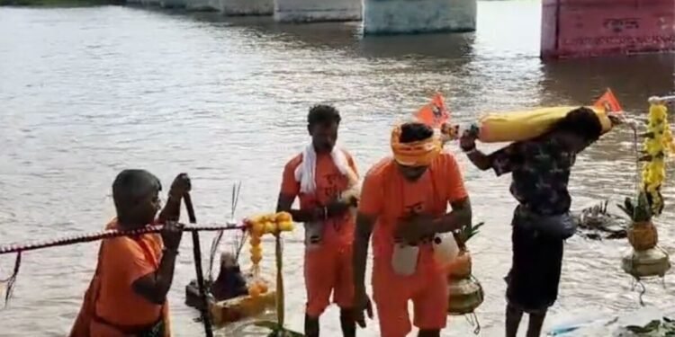 डिंडौरी से अमरकंटक के जलेश्वर धाम तक 100 किमी पैदल कांवड़ यात्रा पर निकले शिवभक्त, सावन सोमवार को करेंगे जलाभिषेक, मध्य प्रदेश वीडियो न्यूज