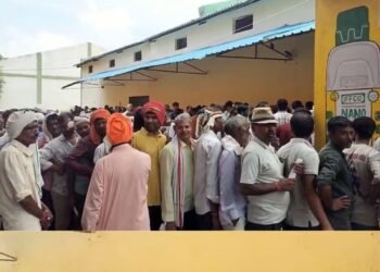मुरैना में खाद संकट: टोकन मिलने के बाद भी किसानों को इंतजार, गल्ला मंडी में भजन गाकर जताई बेबसी, मध्य प्रदेश वीडियो न्यूज