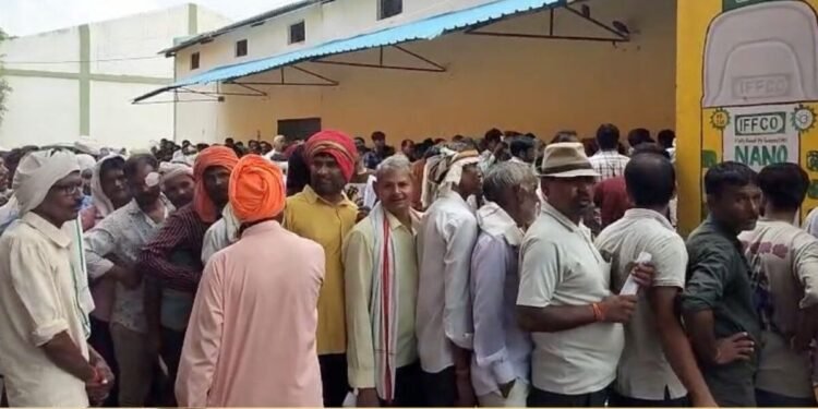 मुरैना में खाद संकट: टोकन मिलने के बाद भी किसानों को इंतजार, गल्ला मंडी में भजन गाकर जताई बेबसी, मध्य प्रदेश वीडियो न्यूज