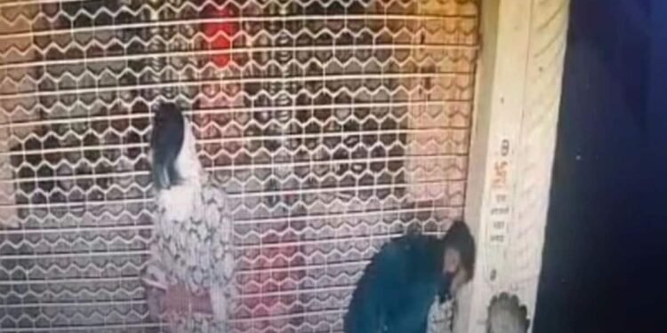 नरसिंहपुर के हरसिद्धि माता मंदिर में चोरी, CCTV फुटेज से चोरों की तलाश, मध्य प्रदेश वीडियो न्यूज