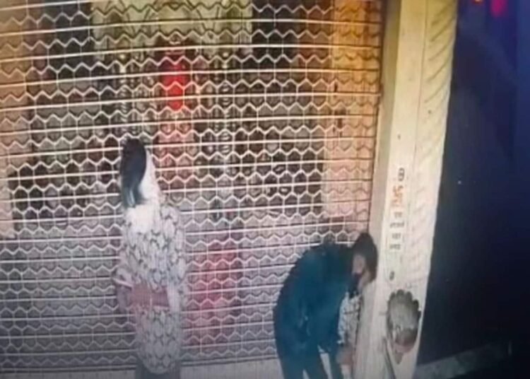 नरसिंहपुर के हरसिद्धि माता मंदिर में चोरी, CCTV फुटेज से चोरों की तलाश, मध्य प्रदेश वीडियो न्यूज