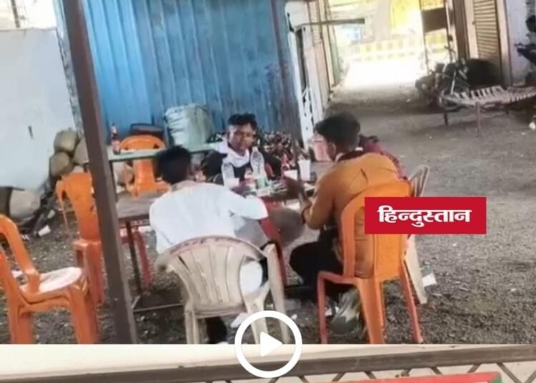 मंडला में शराब की कथित अवैध बिक्री से हड़कंप, गली-मोहल्लों तक शराब पहुंचने के आरोप, मध्य प्रदेश वीडियो न्यूज