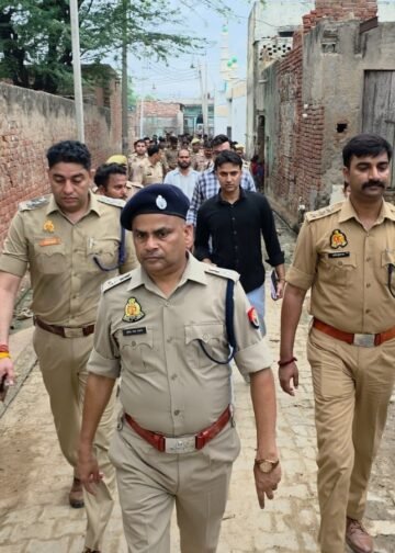 मथुरा के मिनी जामताड़ा पर बड़ा एक्शन, पुलिस ने एक साथ डेढ़ दर्जन गांवों में दी दबिश, 100 से अधिक को उठाया, Uttar-pradesh Hindi News