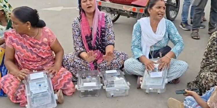 मंदसौर में बढ़ते बिजली बिलों के विरोध में महिलाओं का प्रदर्शन, स्मार्ट मीटर हटाकर सरदार पटेल चौराहे पर चक्काजाम, मध्य प्रदेश वीडियो न्यूज