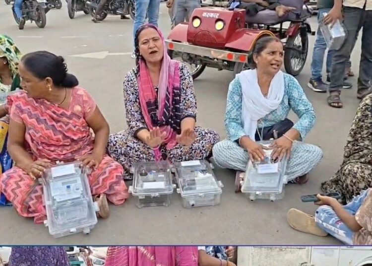 मंदसौर में बढ़ते बिजली बिलों के विरोध में महिलाओं का प्रदर्शन, स्मार्ट मीटर हटाकर सरदार पटेल चौराहे पर चक्काजाम, मध्य प्रदेश वीडियो न्यूज