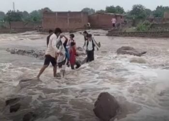 मैहर की सोनवारी पंचायत में पुलिया न होने से उफनते नाले से स्कूली बच्चों को निकाला गया, सालों से अधूरी है निर्माण की मांग, मध्य प्रदेश वीडियो न्यूज