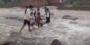 मैहर की सोनवारी पंचायत में पुलिया न होने से उफनते नाले से स्कूली बच्चों को निकाला गया, सालों से अधूरी है निर्माण की मांग, मध्य प्रदेश वीडियो न्यूज