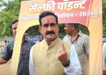 दतिया उपचुनाव: डॉ. नरोत्तम मिश्रा ने किया मतदान, वायरल पत्र को बताया फर्जी, भाजपा के पक्ष में माहौल का दावा, मध्य प्रदेश वीडियो न्यूज