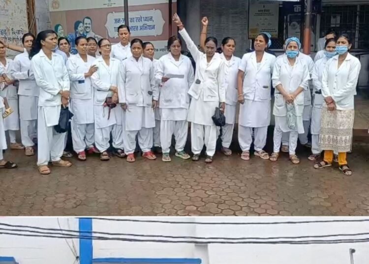 डिंडौरी जिला अस्पताल में नर्सिंग स्टाफ की हड़ताल, निलंबित नर्सिंग ऑफिसर की बहाली की मांग, स्वास्थ्य सेवाएं प्रभावित, मध्य प्रदेश वीडियो न्यूज