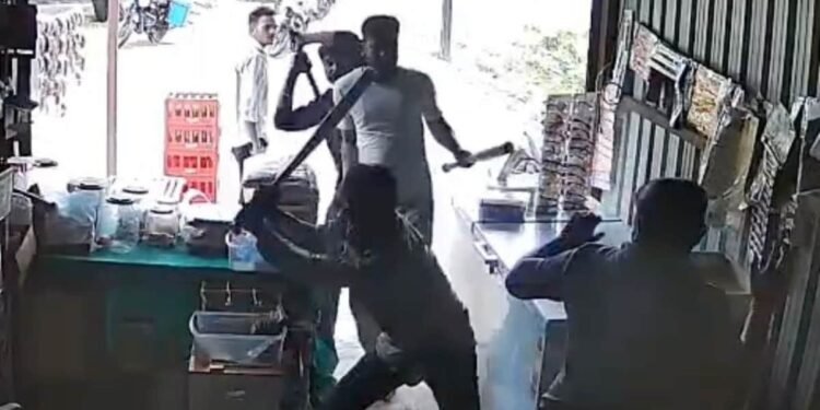 नरसिंहपुर में पुराने विवाद में किराना दुकानदार पर लाठी-डंडों और बेसबॉल बैट से हमला, CCTV फुटेज वायरल, मध्य प्रदेश वीडियो न्यूज