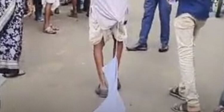 मध्य प्रदेश के राजगढ़ में जमीन नापी नहीं होने से परेशान किसान आवेदनों की माला पहनकर जनसुनवाई में पहुंचा, मध्य प्रदेश वीडियो न्यूज