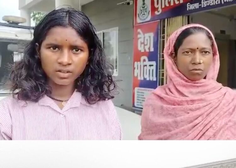 डिंडौरी के गाड़ासरई में कियोस्क संचालक पर महिला के खाते से 35 हजार रुपये ट्रांसफर करने का आरोप, पुलिस जांच में जुटी, मध्य प्रदेश वीडियो न्यूज
