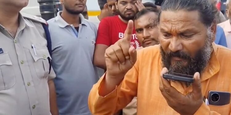 शिवपुरी में 10-12 घंटे बिजली कटौती से ग्रामीण नाराज, सरपंच सड़क पर लेटे; 3 घंटे चक्काजाम, मध्य प्रदेश वीडियो न्यूज