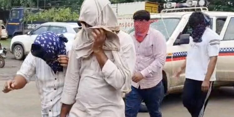 देवास: अंबे नगर में कथित सेक्स रैकेट का भंडाफोड़, मुखबिर की सूचना पर दबिश, संचालिका-पति समेत आरोपी हिरासत में, मध्य प्रदेश वीडियो न्यूज
