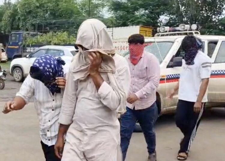 देवास: अंबे नगर में कथित सेक्स रैकेट का भंडाफोड़, मुखबिर की सूचना पर दबिश, संचालिका-पति समेत आरोपी हिरासत में, मध्य प्रदेश वीडियो न्यूज