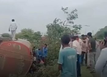 शिवपुरी के लुकवासा बायपास पर डीजल टैंकर पलटा, चालक गंभीर घायल; सड़क पर फैला ईंधन, मध्य प्रदेश वीडियो न्यूज