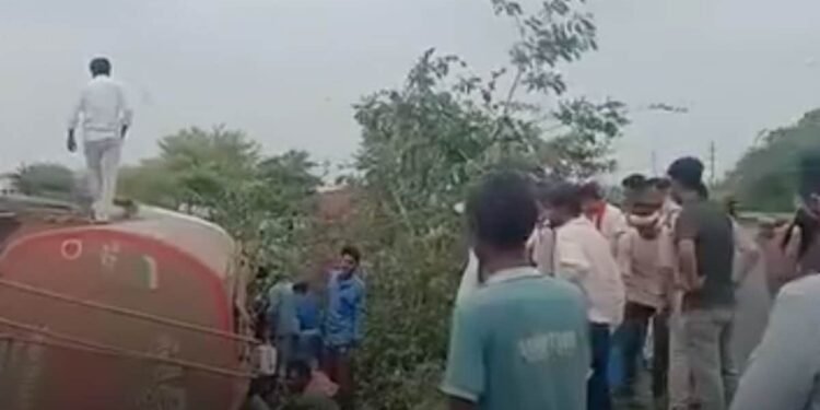 शिवपुरी के लुकवासा बायपास पर डीजल टैंकर पलटा, चालक गंभीर घायल; सड़क पर फैला ईंधन, मध्य प्रदेश वीडियो न्यूज