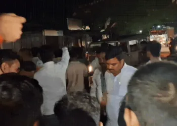 युवती के ऊपर टूटकर गिरा 11 हजार वोल्ट का हाईटेंशन तार, गुस्साई भीड़ ने जाम किया रास्ता, Uttar-pradesh Hindi News