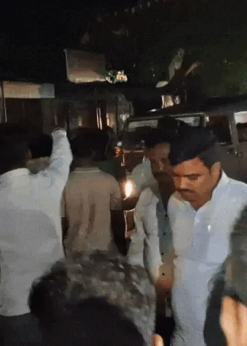 युवती के ऊपर टूटकर गिरा 11 हजार वोल्ट का हाईटेंशन तार, गुस्साई भीड़ ने जाम किया रास्ता, Uttar-pradesh Hindi News