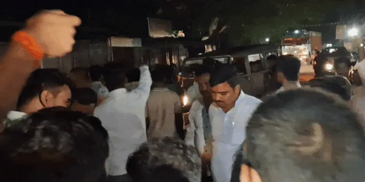 युवती के ऊपर टूटकर गिरा 11 हजार वोल्ट का हाईटेंशन तार, गुस्साई भीड़ ने जाम किया रास्ता, Uttar-pradesh Hindi News