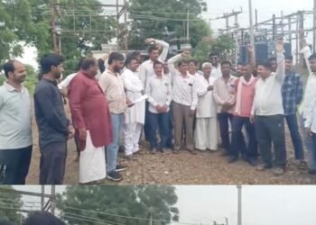 शाजापुर में अघोषित बिजली कटौती पर ग्रामीणों का हंगामा, ट्रैक्टर-ट्रॉली लेकर घेरा बिजली कार्यालय, मध्य प्रदेश वीडियो न्यूज