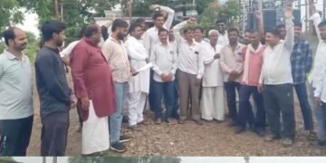 शाजापुर में अघोषित बिजली कटौती पर ग्रामीणों का हंगामा, ट्रैक्टर-ट्रॉली लेकर घेरा बिजली कार्यालय, मध्य प्रदेश वीडियो न्यूज
